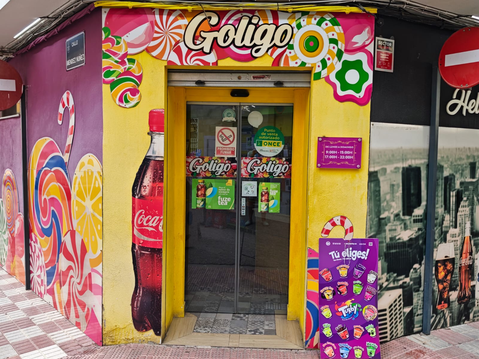 Entrada del local goligo